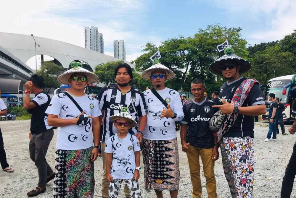 Antara penyokong TFC yang hadir memberikan sokongan kepada skuad Penyu di Stadium Nasional Bukit Jalil pada Jumaat.