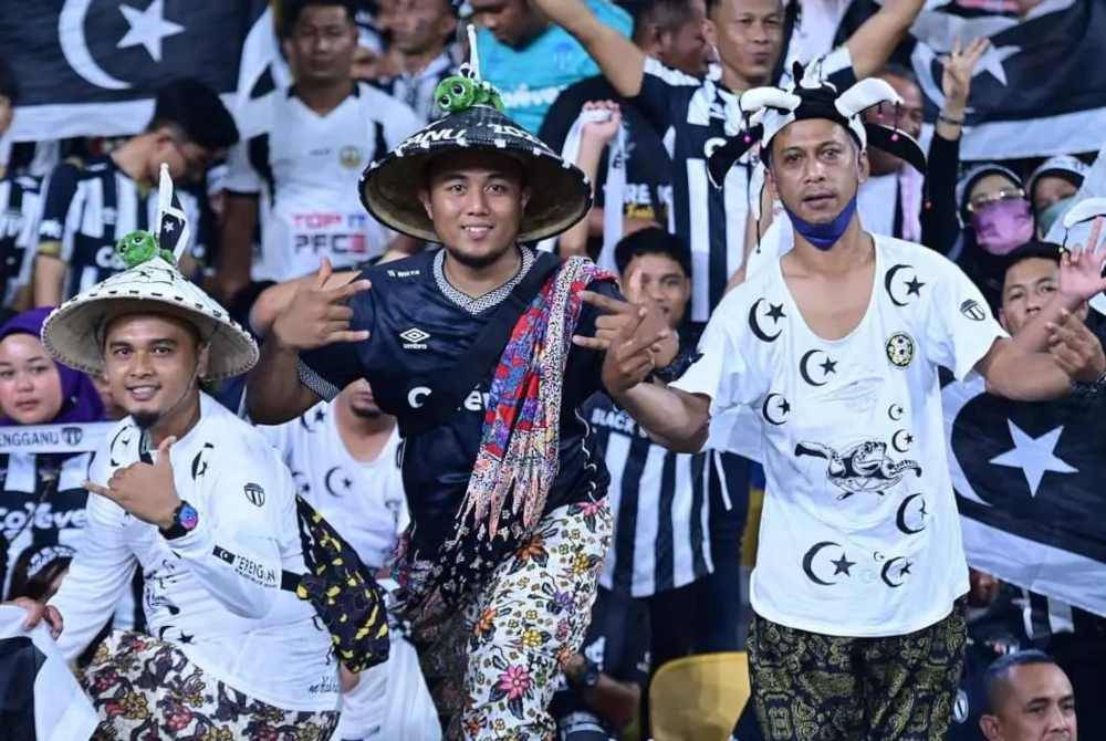 
Wan Mohd Hafizul (kiri) ketika hadir memberi sokongan kepada TFC pada perlawanan akhir Piala Malaysia di Stadium Nasional Bukit Jalil pada Jumaat.