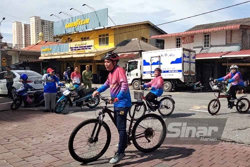 Jasri tiba di Dataran Muhammadi selepas Kayuhan Madani sempena Program Jelajah e-Kasih@ Kota Lama pada Sabtu.
