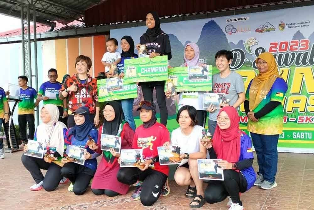 Nicole (dua dari kiri) bersama para pemenang.