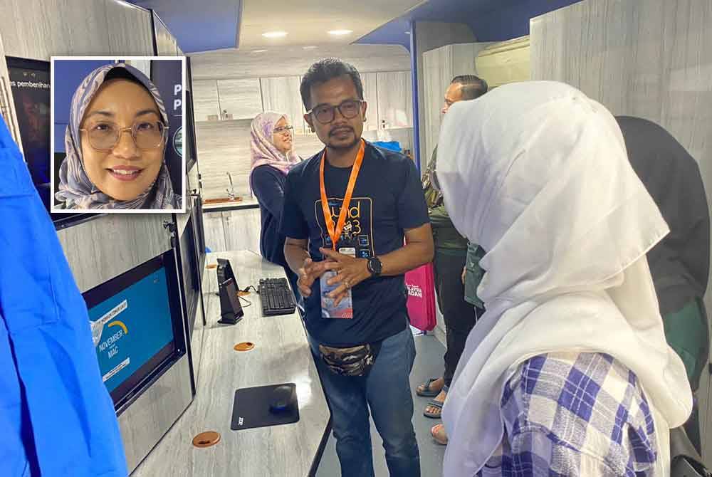 Pegawai MetMalaysia memberi penerangan kepada pengunjung di Pejabat Meteorologi Bergerak. Gambar kecil: SUZALINA