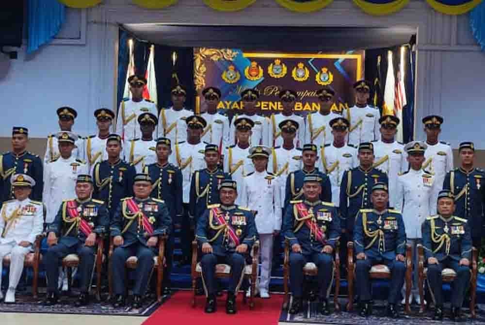 Mohd Asghar Khan (duduk, tengah) bergambar bersama pimpinan tertinggi TUDM dan pelatih yang menerima sayap penerbangan pada Perbarisan Penyampaian Sayap Penerbangan Kursus Penerbangan Siri 84/22 dan Kursus Asas Penerbangan Helikopter Siri 64/22 di Kolej Tentera Udara (KTU), di Alor Setar, pada Sabtu.