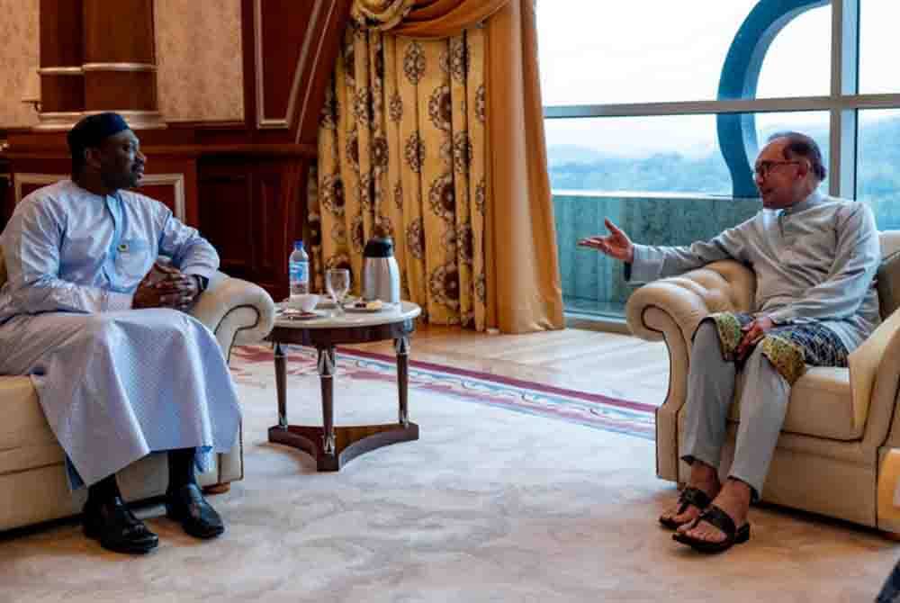 Anwar menerima kunjungan Setiausaha Agung IIFA, Prof Emeritus Datuk Dr Koutoub Mustapha Sano di pejabatnya pada Jumaat. - Foto Facebook Anwar Ibrahim