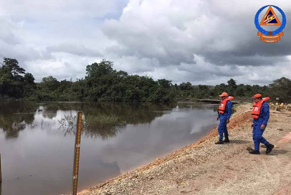 Anggota APM turut memeriksa paras air Sungai Lanchang yang juga menunjukkan tren menurun.