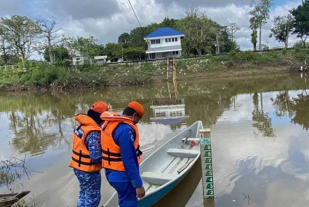 Anggota APM meninjau paras air Sungai Golok di Rantau Panjang yang menunjukkan tren menurun.