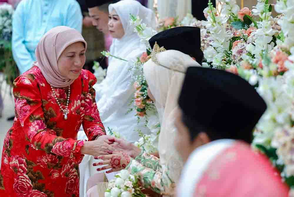 Nancy menyantuni pasangan pengantin pada Majlis Akad Nikah Semarak Ummah 2023 di Masjid Darul Hana Petra Jaya hari ini. - Foto Bernama