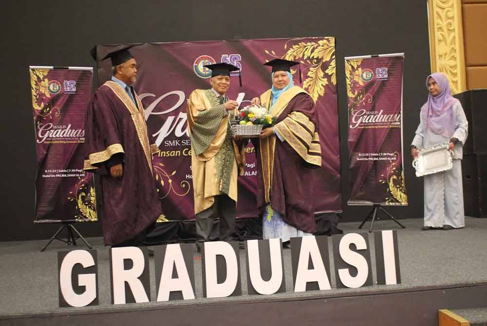 Pengetua SMK Seksyen 19, Rohana Jaafar menyampaikan cenderahati sebagai tanda penghargaan kepada Penasihat Bersama Kumpulan Karangkraf, Datuk Muhammad Nasir Hamzah di Hotel De Palma, di sini pada Sabtu.