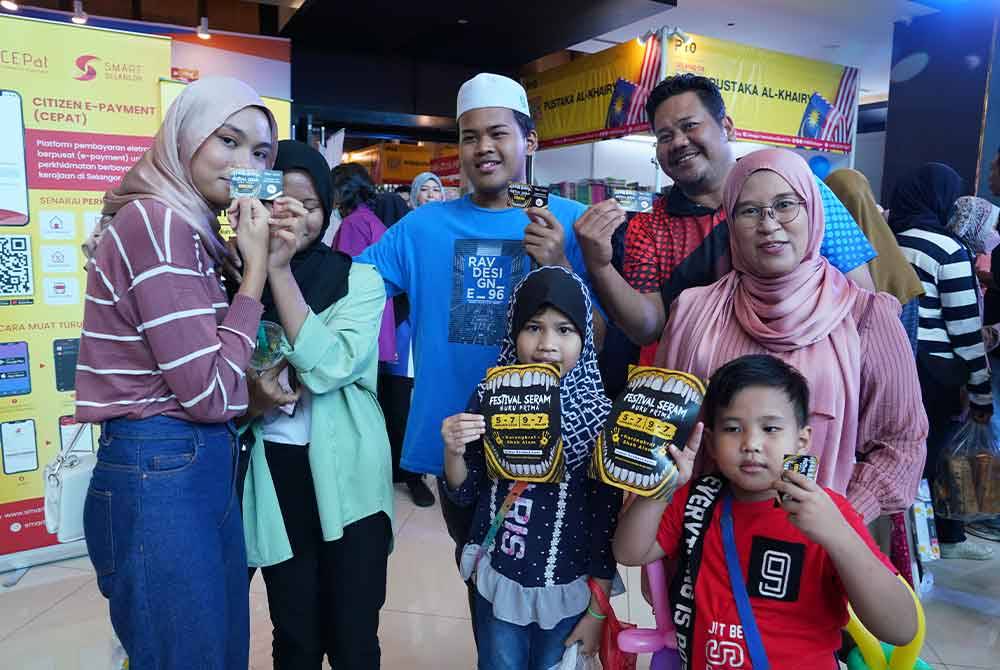 Pengunjung yang berpeluang mendapatkan tiket Rumah Hantu percuma sewaktu majlis pelancaran Festival Seram Buku Prima di Pusat Konvensyen Majlis Bandaraya Shah Alam pada Sabtu.