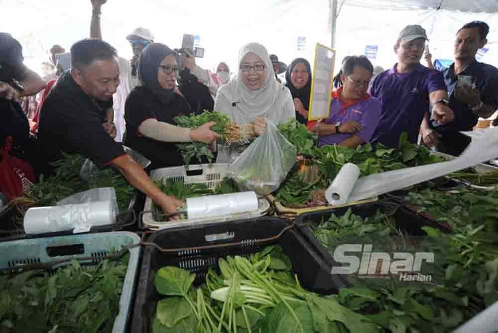 Fuziah beramah mesra dengan orang ramai pada Karnival Rahmah Kasih Sayang Bangsa Johor 2023 di Stadium Bandaraya Pasir Gudang pada Sabtu.