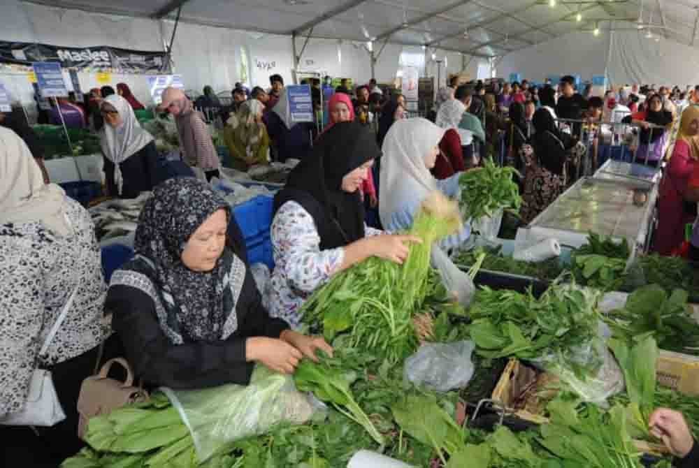 Orang ramai tidak melepaskan peluang membeli barang keperluan dalam Karnival Rahmah Kasih Sayang Bangsa Johor 2023.