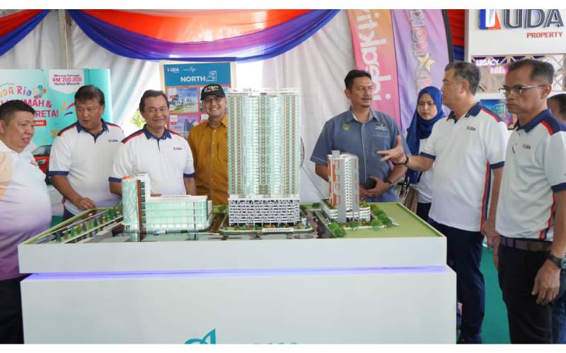 Mohd Salem (tiga dari kiri) melawat pavilion Pameran Hartanah UDA Ria yang menampilkan produk-produk hartanah UDA di seluruh negara.