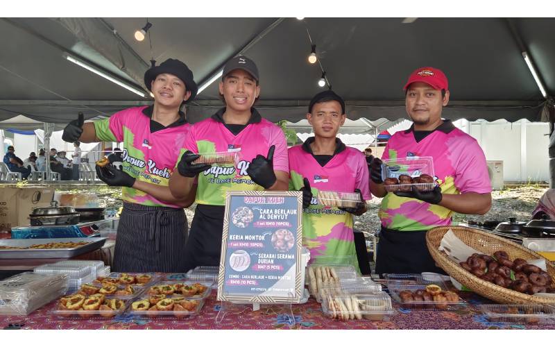Dapur Kueh menyediakan kuih-muih yang dihasilkan Mohammad Al Haiqal (kiri) bersama rakan-rakan di Karnival UDA@Perak 2023 di Ipoh pada Sabtu.