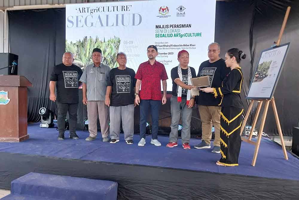 Khairul Firdaus (tengah) dalam majlis perasmian Seni di Lokasi: 'Segaliud Artgriculture' pada Sabtu.