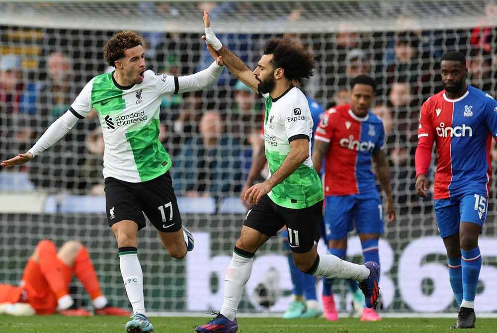 Salah meraikan jaringan bersama Curtis Jones selepas meledak gol penyamaan untuk Liverpool di Selhurst Park. - Foto AFP