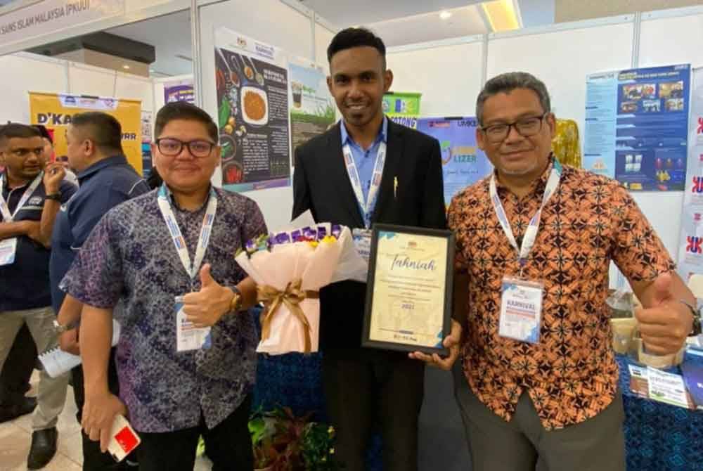 Syed Muhammad Hafiz (tengah) membuka perniagaan sendiri dengan mendaftar syarikat perniagaan SSU dibawah Institut Keusahawanan UMK (UMKEI).