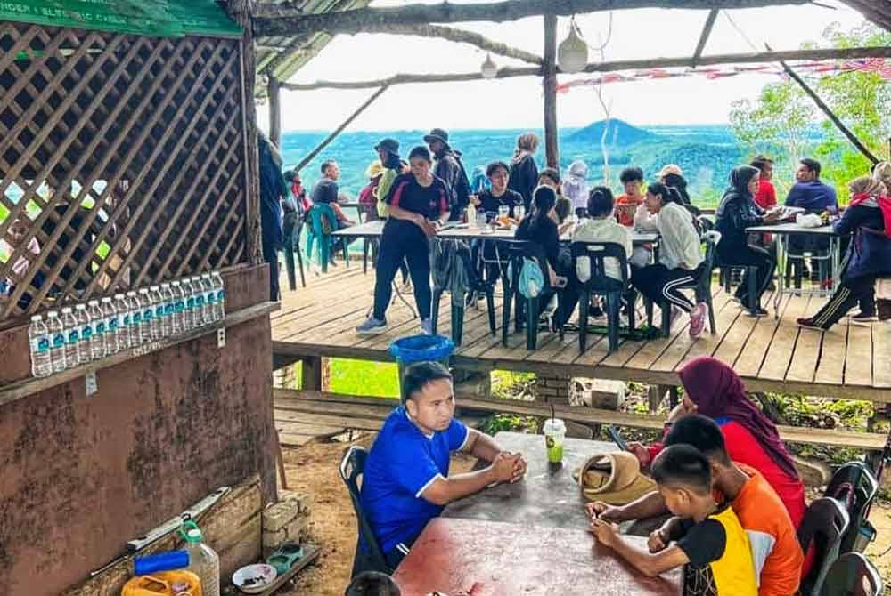 Fighter Cafe menjadi tumpuan orang ramai yang mendaki di Bukit Telipong.