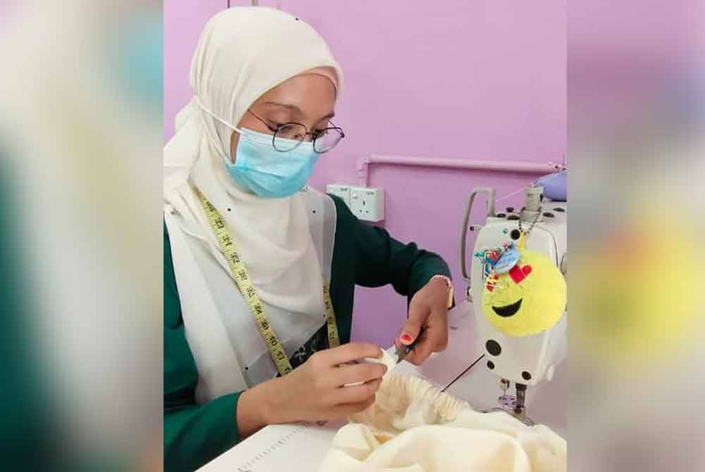 Irfa nekad memilih kerjaya sebagai tukang jahit dan mempunyai jenama sendiri, Nayfa Couture.