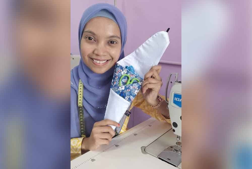 Irfa menunjukkan sarung gunting yang turut mendapat perhatian pelanggan
