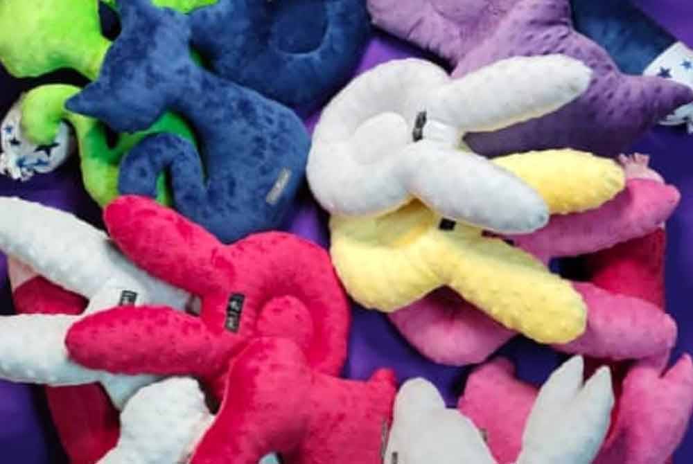 Bantal Irfa ada pelbagai bentuk dan warna yang menarik perhatian kanak-kanak serta sesuai untuk dekorasi.