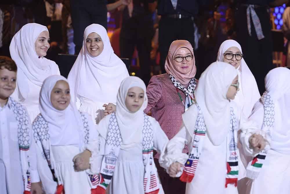 Tunku Azizah berkenan beramah-mesra bersama anak-anak Palestin daripada Sekolah Jasmine Ash-Sham pada Majlis Penutup Ulang Tahun Ke-40 Universiti Islam Antarabangsa Malaysia (UIAM) di Pusat Kebudayaan (UIAM) hari ini. - Foto Bernama