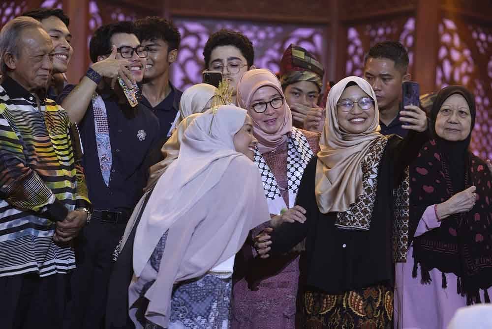 Tunku Azizah berkenan beramah-mesra bersama mahasiswa UIAM pada Majlis Penutup Ulang Tahun Ke-40 Universiti Islam Antarabangsa Malaysia (UIAM) di Pusat Kebudayaan (UIAM) hari ini. - Foto Bernama
