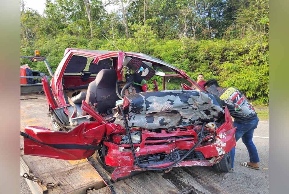 
Keadaan Perodua Kancil remuk selepas terlibat kemalangan.