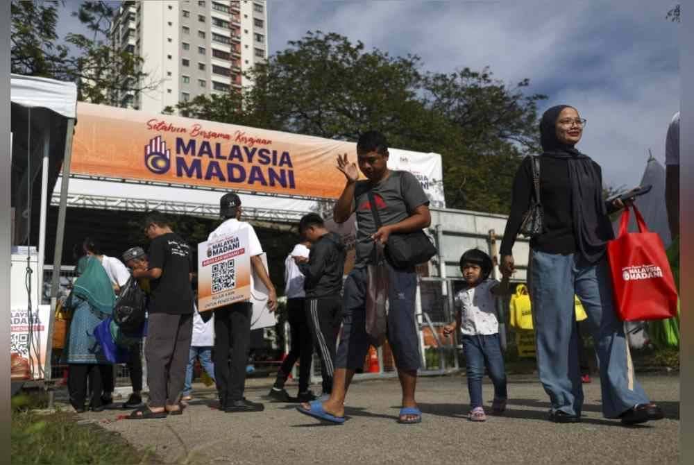 Orang ramai mula hadir ke pekarangan Stadium Nasional Bukit Jalil bagi merasai sendiri aktiviti yang terdapat pada hari terakhir Program Setahun Bersama Kerajaan MADANI pada Ahad.- Foto Bernama