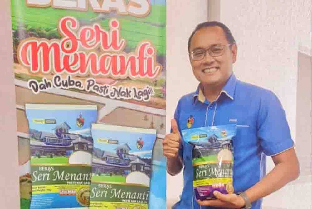Mohd Faizal menunjukkan beras jenama Seri Menanti yang akan dijual pada program Pesta Bola Ngocha 2023.