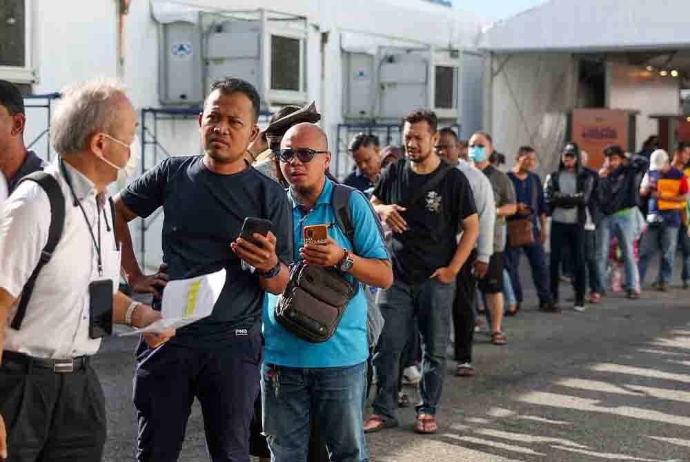 Orang ramai mula beratur seawal jam 7 pagi tadi untuk mendapatkan diskaun pembayaran saman sebanyak 50 peratus sempena Program Setahun Bersama Kerajaan MADANI di Stadium Nasional Bukit Jalil. Foto: Bernama