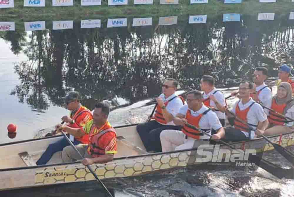 Amirudin (duduk baris dua, kanan) mendayung kayak pada Karnival Ban Canal 2023 di Parit 14, Simpang Lima pada Ahad.