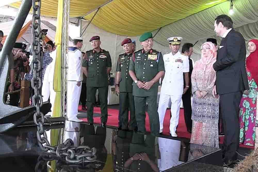 Al-Sultan Abdullah (tiga dari kanan) ditemani Raja Permaisuri Agong, Tunku Azizah Aminah Maimunah Iskandariah
menyempurnakan majlis perasmian tugu peringatan HMS Repulse dan HMS Prince of Wales di Teluk Cempedak pada Ahad.