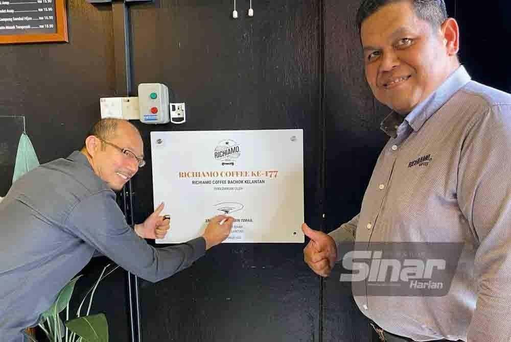 Fazli Rizal (kiri) bersama Muhamad Zamry semasa perasmian cawangan ke 177 Richiamo Coffee di Arked Mara Pantai Irama Bachok pada Ahad.