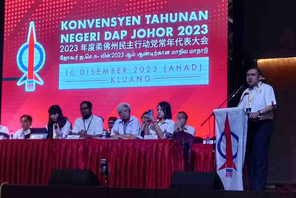 Anthony Loke berucap merasmikan Konvensyen Tahunan DAP Johor di Kluang pada Ahad.