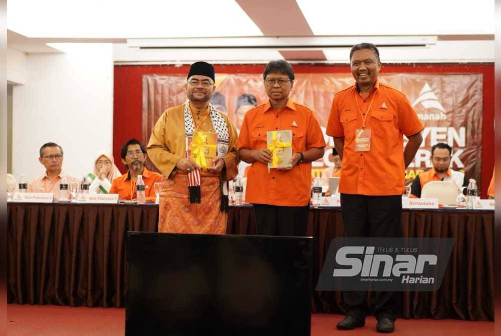 Mujahid (kiri) bersama Asmuni (tengah) dalam Konvensyen Amanah Perak 2023 di Ipoh pada Ahad.