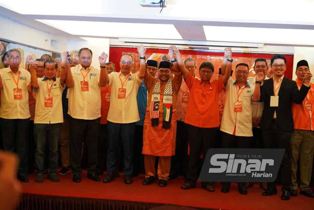 Mujahid (tengah) hadir merasmikan Konvensyen Amanah Perak 2023 di Ipoh pada Ahad.