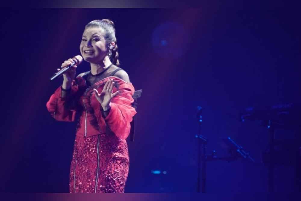 
Rossa ketika mempersembahkan lagu pada konsert Rossa Another Journey: The Beginning di SICC, Kota Kinabalu.