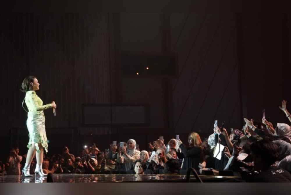 Rossa bertemu penonton ketika mengadakan persembahan Rossa Another Journey: The Beginning di SICC, Kota Kinabalu.