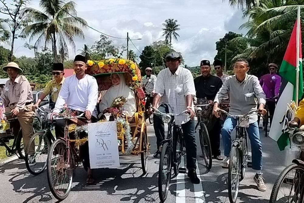 Pengantin lelaki mengayuh sendiri beca untuk membawa isterinya pada hari persandingan mereka sambil diarah 20 basikal tua.