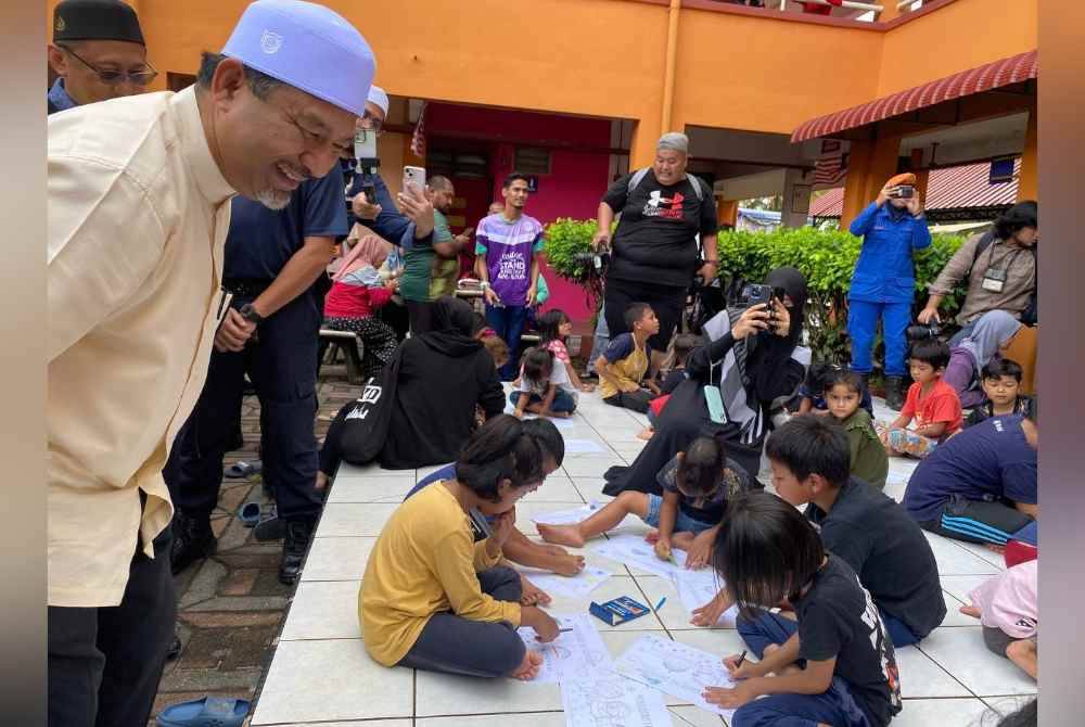 Mohd Nassuruddin ketika meninjau kanak-kanak melakukan aktiviti di PPS Sekolah Kebangsaan (SK) Gual Tinggi, Rantau Panjang baru-baru ini.