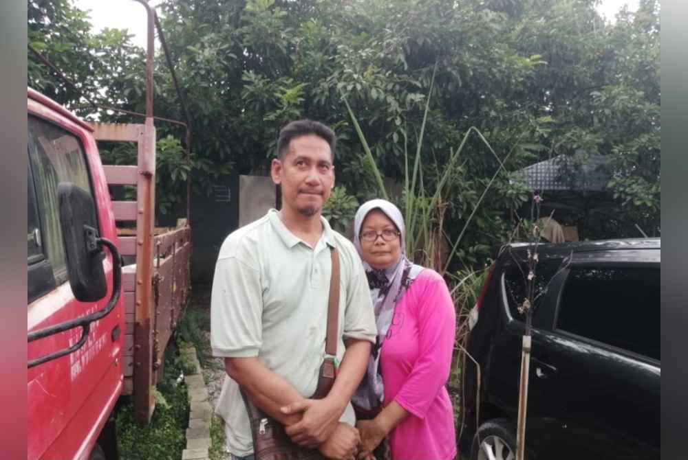 Noraini bersama suaminya Zamri ketika ditemui di pekarangan Apartment Idaman, Damansara Damai pada Ahad.