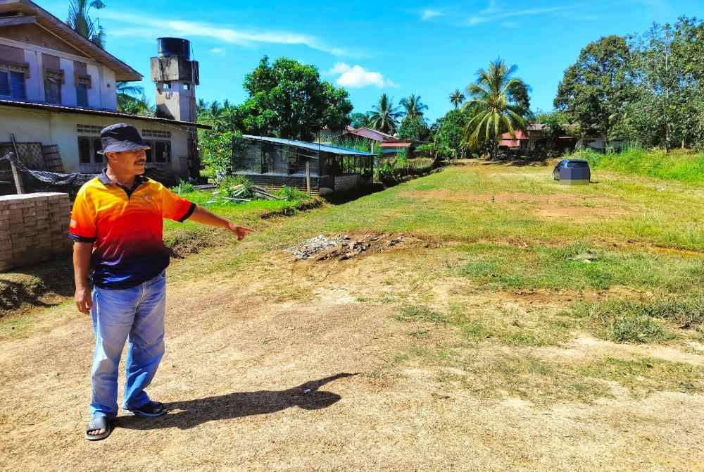 Rosli menunjukkan tapak parkir di Bukit Telipong yang lecah terutamanya ketika hujan.