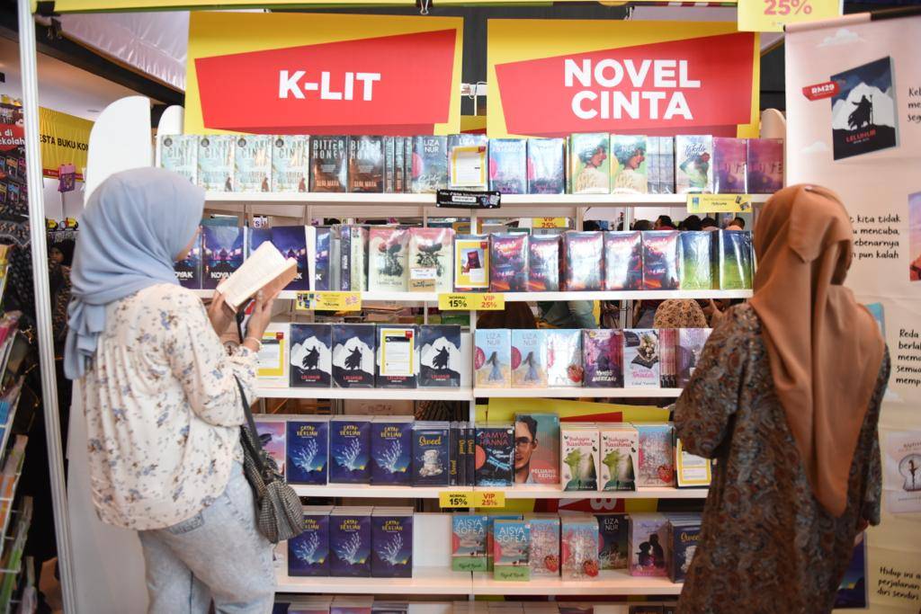 Pengunjung sedang menelaah buku di reruai Karangkraf di Pesta Buku Antarabangsa Selangor (SIBF) 2023 pada Ahad.
