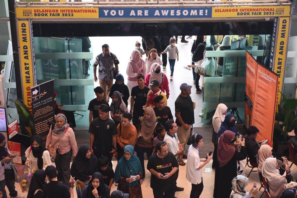 Pengunjung tidak melepaskan peluang membeli-belah pada hari terakhir Pesta Buku Antarabangsa Selangor (SIBF) 2023.