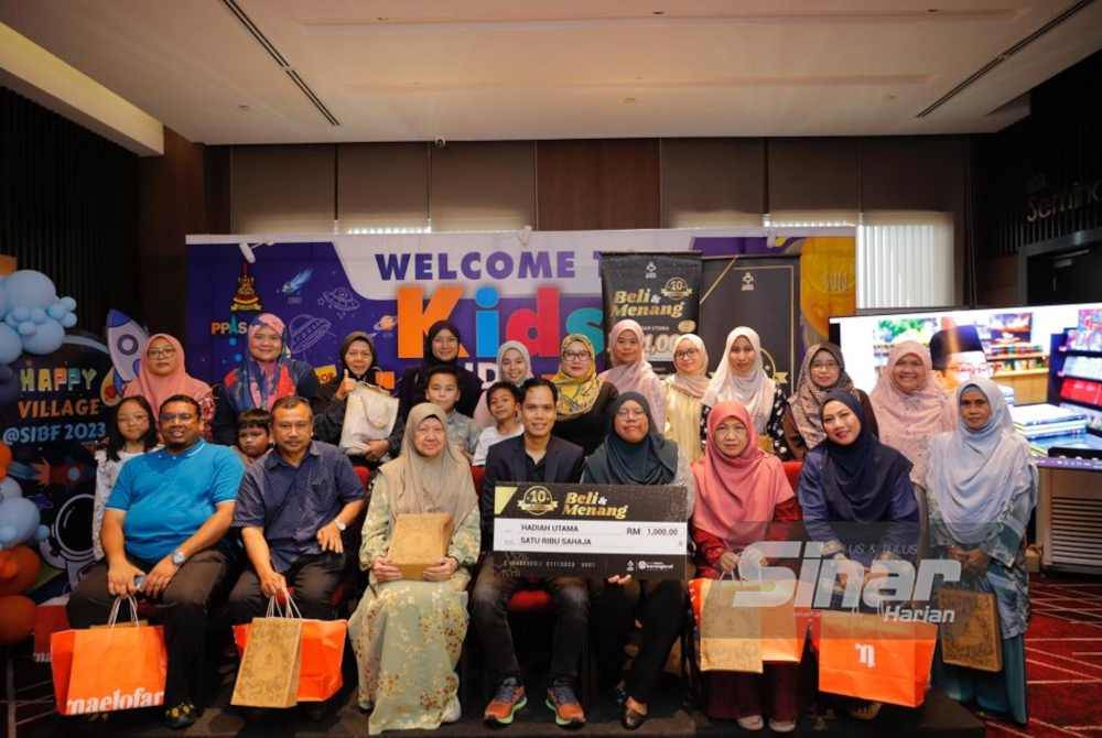 Izzat Izhar (duduk, empat dari kiri) bersama kesemua pemenang Kempen Beli & Menang 10 tahun al-Quran Karya Bestari. FOTO / Perbadanan Perpustakaan Awam Selangor (PPAS). - Foto Sinar Harian MOHD RAFIQ REDZUAN HAMZAH.