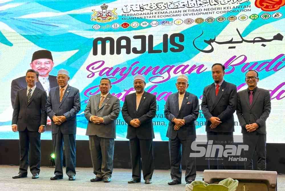 Mohd Nassuruddin (tengah) yang hadir ke Majlis Sanjungan Budi Sentuhan Abadi PKINK pada Ahad. - Foto Sinar Harian