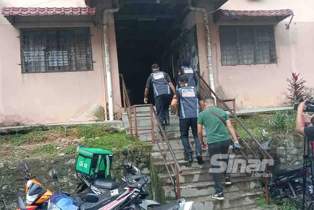 Beberapa anggota forensik dilihat memasuki blok kediaman ibu bapa Zayn Rayyan di Apartmen Idaman, Damansara Damai pada Ahad.
