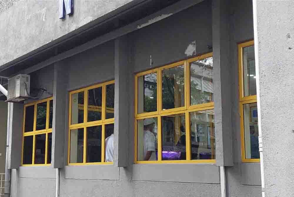 Waris keluarga dilihat sedang berbincang mengenai urusan pengambilan jenazah di Jabatan Patologi Forensik, PPUM pada Ahad