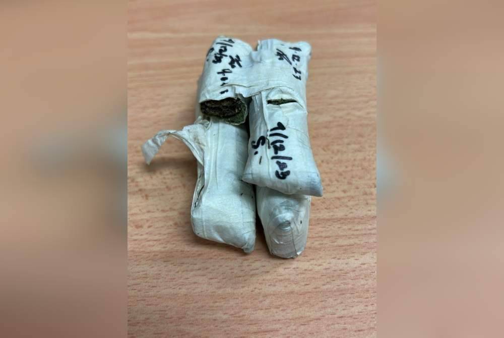 Pemeriksaan lanjut terhadap kereta yang dinaiki suspek telah menjumpai ketulan mampat tumbuhan kering disyaki dadah jenis ganja.
