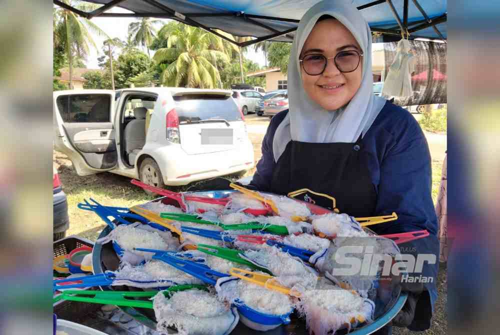 Nur Aishafarhana menunjukkan ubi kayu parut yang siap diisi dalam penapis teh.