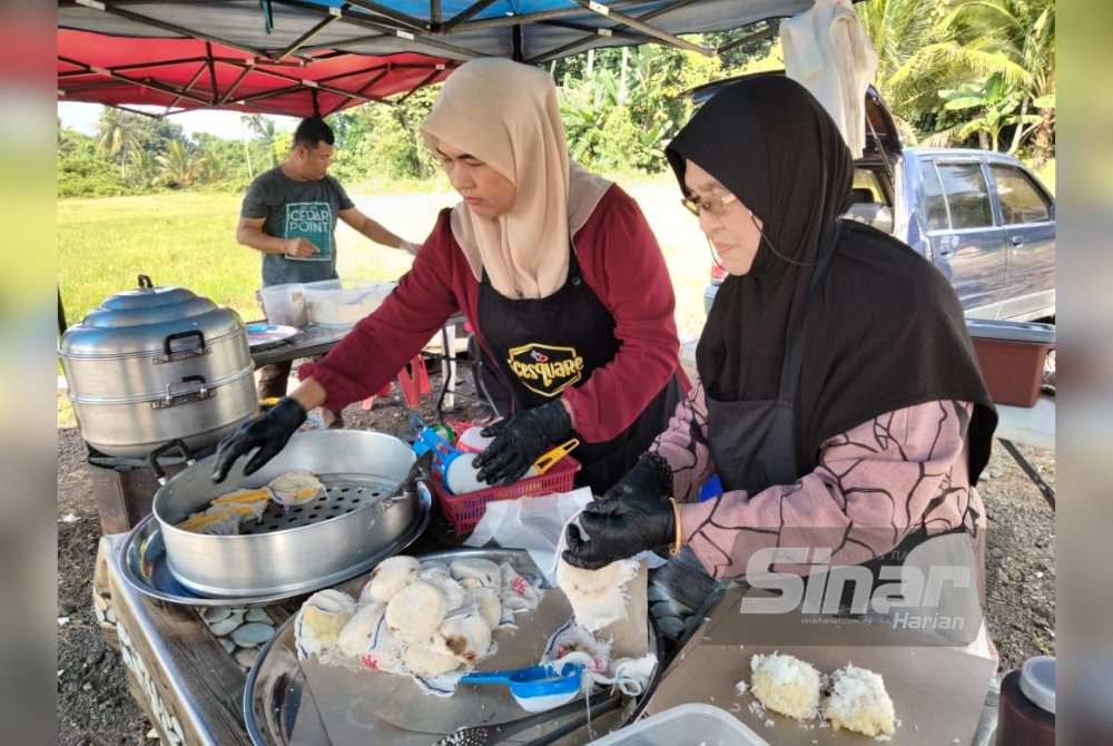Kuih putu halba. mendapat sambutan daripada pelanggan di gerainya di Jalan Pasir Hor dekat sini